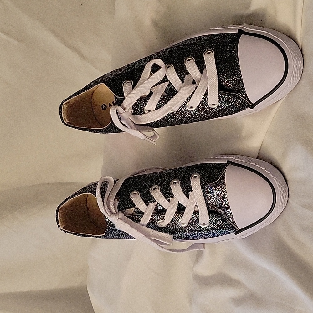 Air Walk Sneakers. Size 8. Adorable iridescence, lace up sneakers.